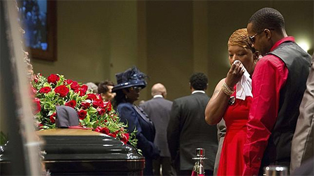 Funeral de Brown reavive el debate sobre racismo en EEUU